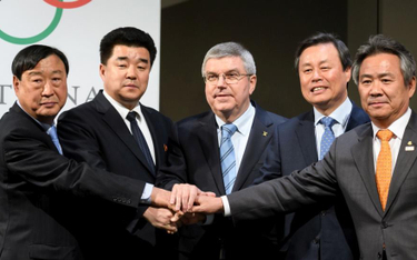 Szef MKOl Thomas Bach i przedstawiciele obu Korei po podpisaniu olimpijskiego porozumienia