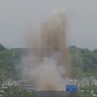 Materiał z telewizji przemysłowej przedstawiający wysadzanie w powietrze części drogi Gyeongui Line,