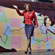 Sarah Palin na tle mapy przedstawiającej trasę kampanii „partii herbacianej”, której jest nieformaln