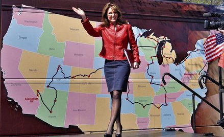 Sarah Palin na tle mapy przedstawiającej trasę kampanii „partii herbacianej”, której jest nieformaln