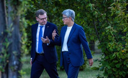 Johann Wadephul (CDU), minister spraw zagranicznych Niemiec, spaceruje po parku z Penny Wong, minist