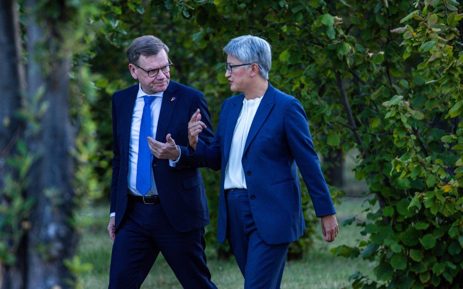 Johann Wadephul (CDU), minister spraw zagranicznych Niemiec, spaceruje po parku z Penny Wong, minist