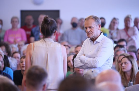 Przewodniczący PO Donald Tusk na spotkaniu w Jaktorowie