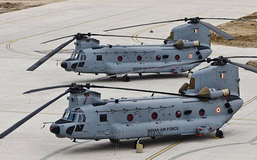 Indie formalnie przejęły pierwsze śmigłowce transportowe Boeing CH-47F Chinook. Fot./Boeing India, S