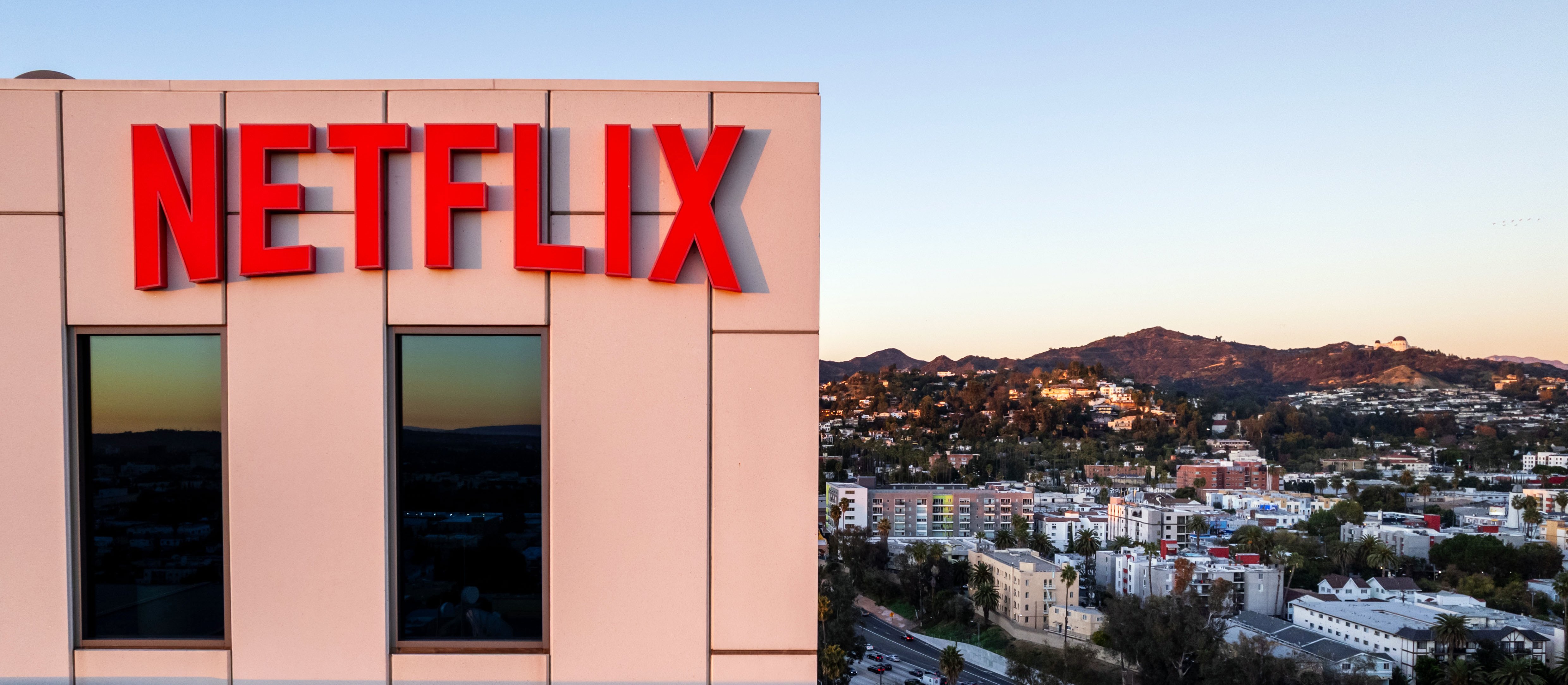 82,7 mld dolarów na stole. Netflix zmienia strategię w bitwie o Warner Bros