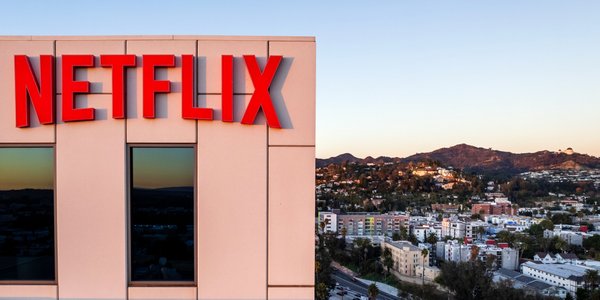 82,7 mld dolarów na stole. Netflix zmienia strategię w bitwie o Warner Bros
