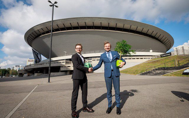 Umowę podpisali Sebastian Jabłoński, prezes Respect Energy Holding (z lewej), oraz Marcin Stolarz, s