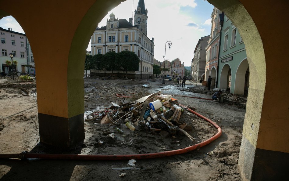 Sprzątanie po powodzi w miejscowości Lądek-Zdrój