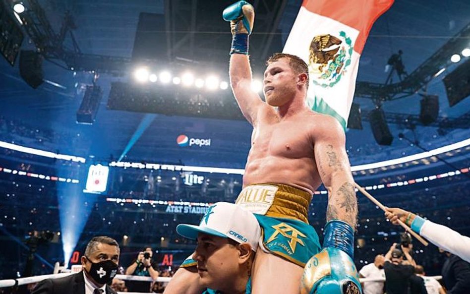 Saul Canelo Alvarez po zwycięskiej walce z Billym Joe Saundersem w maju tego roku