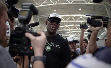 Czy Dennis Rodman (na zdjęciu konferencja na lotnisku w Pekinie) pomógł uwolnić Amerykanina skazaneg