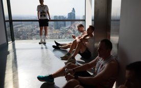 Po przekroczeniu linii końcowej biegacze padali z wycieńczenia na podłogę