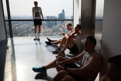 Po przekroczeniu linii końcowej biegacze padali z wycieńczenia na podłogę