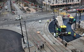 Na skrzyżowaniu Grójeckiej z Banacha i Bitwy Warszawskiej 1920 roku dobiegają końca prace odtworzeni