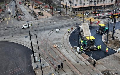 Na skrzyżowaniu Grójeckiej z Banacha i Bitwy Warszawskiej 1920 roku dobiegają końca prace odtworzeni