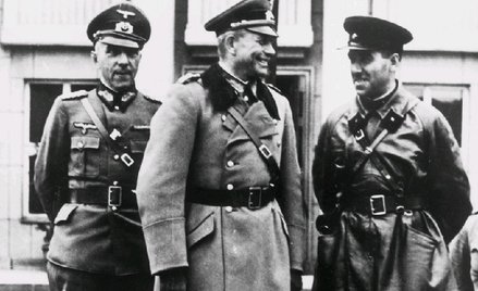 Niemiecki generał Heinz Guderian (w środku) i sowiecki kombrig Siemion Kriwoszein (z prawej) dzielą 