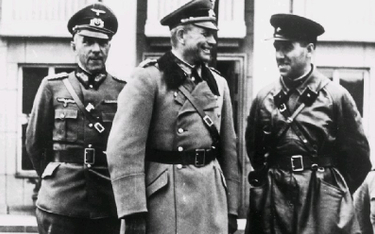 Niemiecki generał Heinz Guderian (w środku) i sowiecki kombrig Siemion Kriwoszein (z prawej) dzielą 