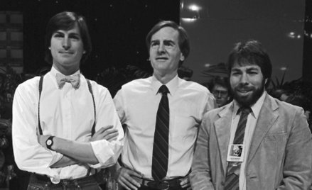 Od lewej: Steve Jobs, John Sculley i Steve Wozniak. Prezentacja komputera Macintosh, 1984 r.