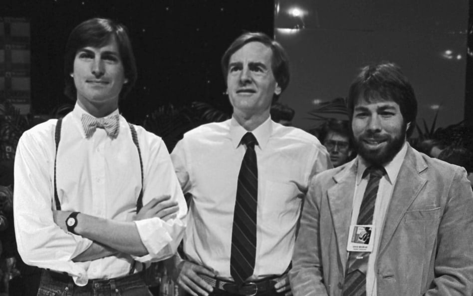 Od lewej: Steve Jobs, John Sculley i Steve Wozniak. Prezentacja komputera Macintosh, 1984 r.