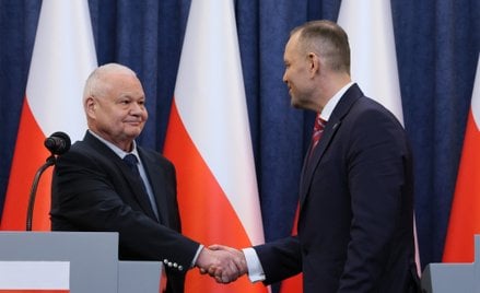 Prezydent RP Karol Nawrocki (P) i prezes Narodowego Banku Polskiego Adam Glapiński (L) podczas konfe