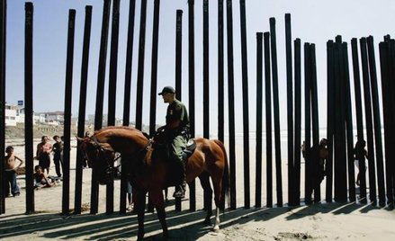 Ogromne pieniądze kosztuje mur na granicy z Meksykiem (na zdjęciu w Kalifornii)
