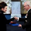 Olga Tokarczuk odebrała nagrodę z rąk króla Szwecji Karola XVI Gustawa