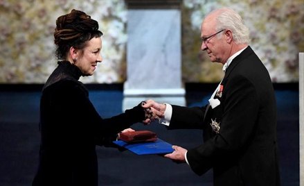 Olga Tokarczuk odebrała nagrodę z rąk króla Szwecji Karola XVI Gustawa