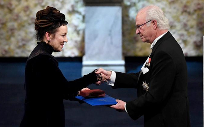 Olga Tokarczuk odebrała nagrodę z rąk króla Szwecji Karola XVI Gustawa
