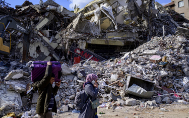 Spod gruzów uratowano 10-dniowe dziecko. Liczba ofiar trzęsienia ziemi przekroczyła 23 tys.