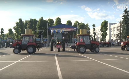 Białoruś: Traktory zatańczyły "Jezioro Łabędzie"