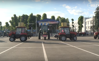 Białoruś: Traktory zatańczyły "Jezioro Łabędzie"