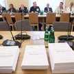 Podczas sejmowych posiedzeń posłowie powinni przeczytać dokumenty liczące kilka tysięcy stron