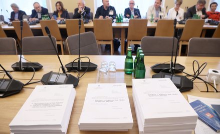 Podczas sejmowych posiedzeń posłowie powinni przeczytać dokumenty liczące kilka tysięcy stron
