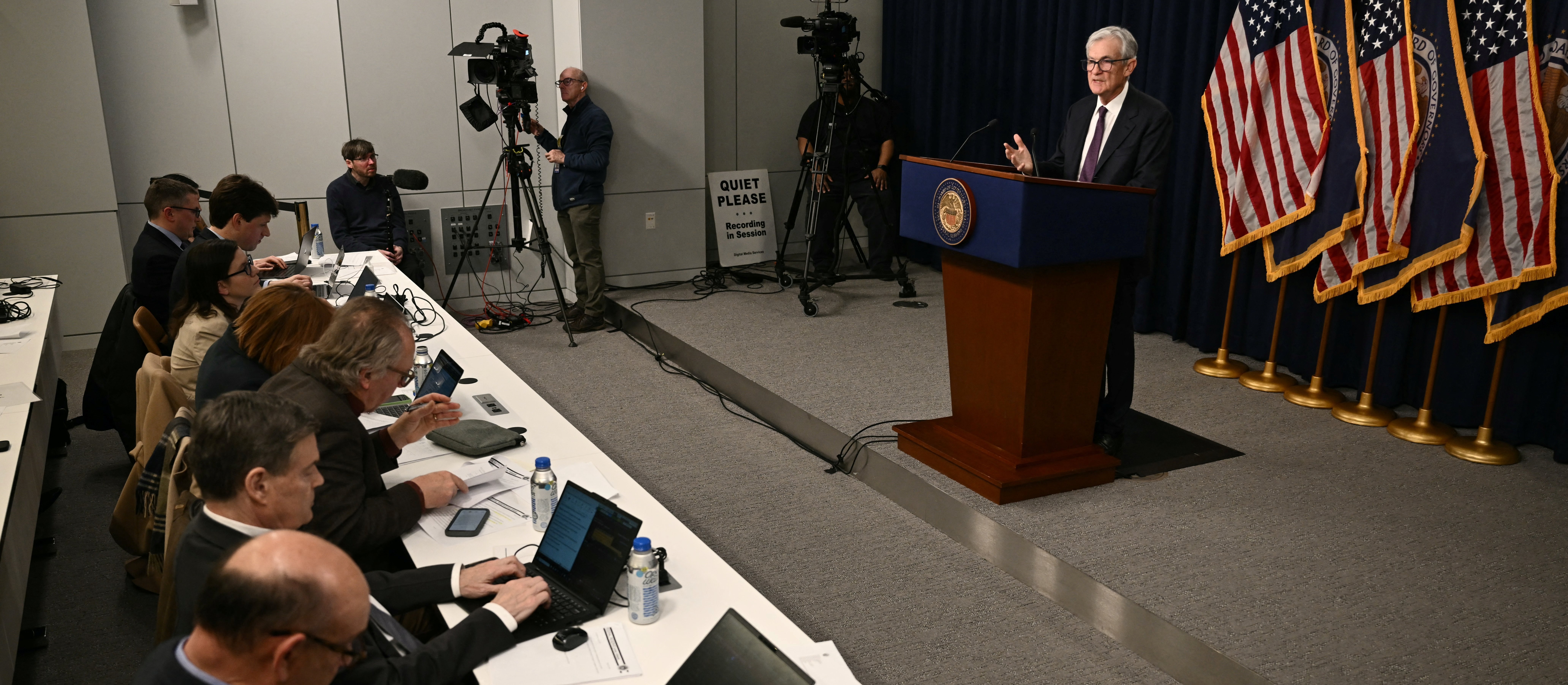 Fed zaskakuje ostrożnością. Wojna i ropa trzymają inflację w ryzach