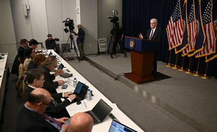 Fed mówi „czekamy”. Konflikt na Bliskim Wschodzie zmienia prognozy