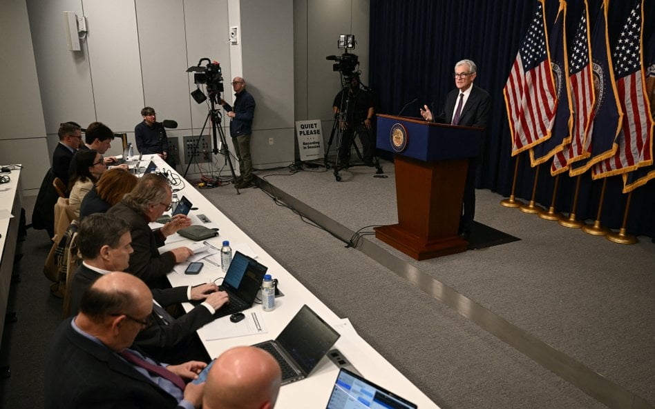 Fed mówi „czekamy”. Konflikt na Bliskim Wschodzie zmienia prognozy