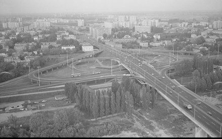 Saska Kępa w Warszawie. Widok z lotu ptaka na wjazd na most Łazienkowski i łącznice z ul. Wał Miedze