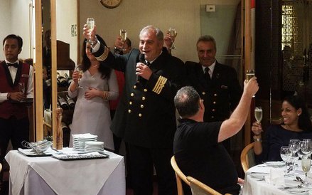 Podczas uroczystej kolacji uczestników podróży studyjnej przywitał na statku kapitan.