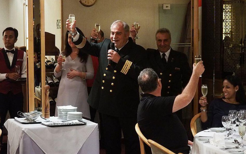 Podczas uroczystej kolacji uczestników podróży studyjnej przywitał na statku kapitan.