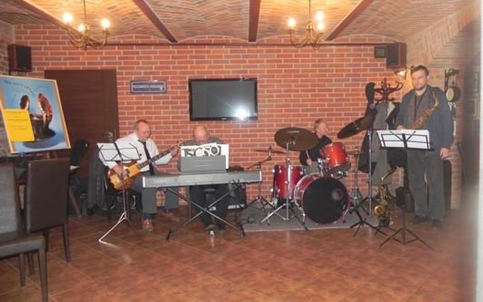 Witold Burker (piano), Stefan Gołata - gitara basowa, Waldemar Matecki - perkusja, Jura Owsiannikow 