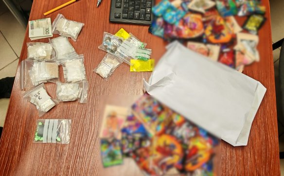 Wśród l[znalazły się między innymi marihuana, mefedron, kokaina, tabletki ecstasy, listki LSD, metam