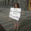 Dziennikarka Julja Starostina protestuje przed siedzibą FSB