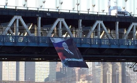 Władimir Putin "rozjemca" na moście w Nowym Jorku