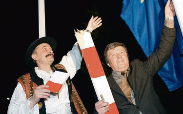 Łysa Polana, 1 maja 2004. Wójt gminy Bukowina Tatrzańska Józef Milan Modła (z prawej) i radny z Buko