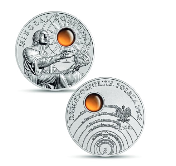 Największą ozdobą monety jest element z bursztynu, widoczny zarówno od strony rewersu, jak i awersu