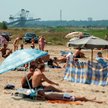Plaża nad jeziorem Przykona powstałym w zagłębieniu po wyeksploatowanej odkrywce węgla brunatnego je