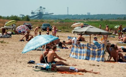 Plaża nad jeziorem Przykona powstałym w zagłębieniu po wyeksploatowanej odkrywce węgla brunatnego je