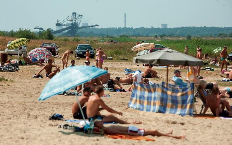 Plaża nad jeziorem Przykona powstałym w zagłębieniu po wyeksploatowanej odkrywce węgla brunatnego je