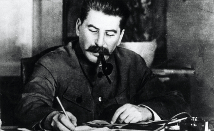 Stalin nie rozstawał się z fajką, zwłaszcza przy pracy. „Jeśli zgasła mu fajka, to zły znak” – mawia