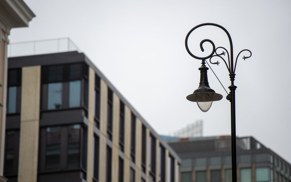 W miejscach o bardziej historycznym charakterze nowoczesne oprawy ustępują miejsca stylizowanym mode