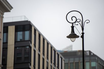 W miejscach o bardziej historycznym charakterze nowoczesne oprawy ustępują miejsca stylizowanym mode